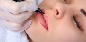 Qué esperar durante una micropigmentación de labios